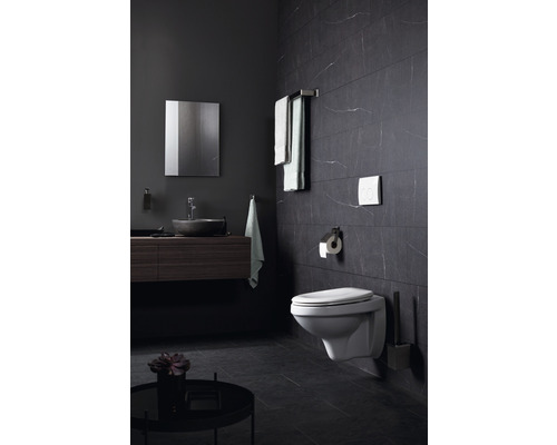 Modernes Badezimmer mit Wand-WC, Waschtisch, Spiegel und Handtüchern.
