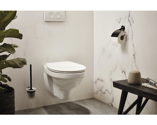 Modernes Badezimmer mit wandhängendem WC, WC-Bürste und Toilettenpapierhalter.
