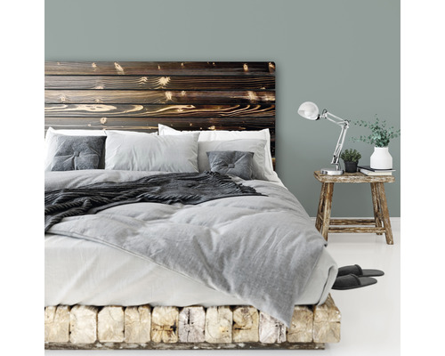 Schlafzimmer mit Holzbettgestell, Kopfteil und Nachttisch