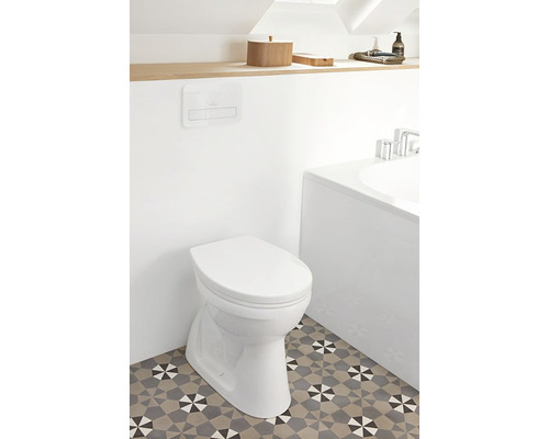 Modernes Badezimmer mit Stand-WC, Spülkasten und gemusterten Fliesen