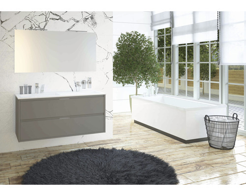 Badezimmer mit Waschtischunterschrank, Spiegel, Badewanne und Wäschekorb