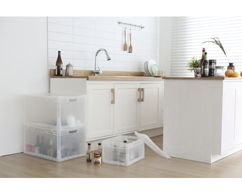 Helle Küche mit transparenten Aufbewahrungsboxen zur Lagerung von Lebensmitteln