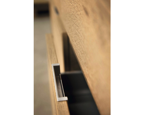 Detailaufnahme einer offenen Holzschublade mit Griff