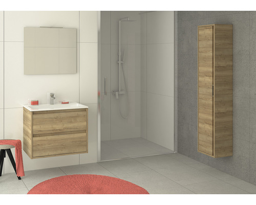 Badezimmer mit Waschtischunterschrank, Spiegelschrank, Duschkabine und Hochschrank