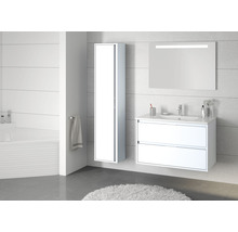 Helles Badezimmer mit Waschbeckenunterschrank, Spiegelschrank und Hochschrank
