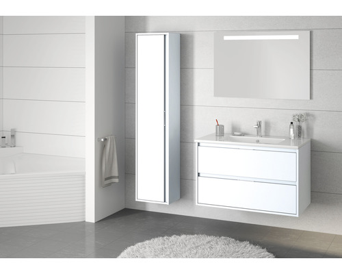 Helles Badezimmer mit Waschbeckenunterschrank, Spiegelschrank und Hochschrank