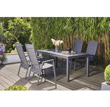 Gartensitzgruppe mit Tisch und vier Stühlen auf einer Holzterrasse