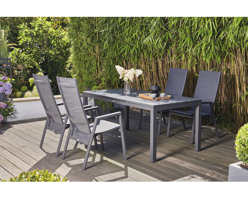 Gartensitzgruppe mit Tisch und vier Stühlen auf einer Holzterrasse