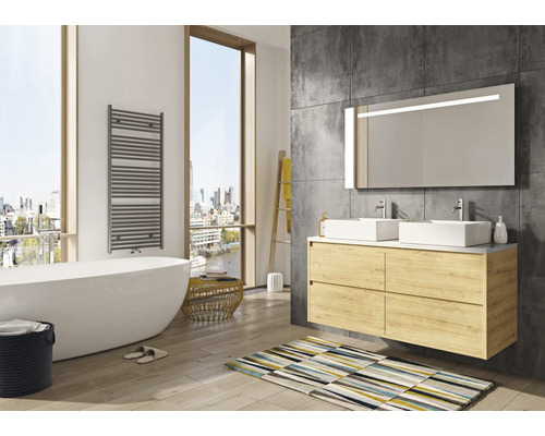 Helles Badezimmer mit Badewanne, Waschtisch mit zwei Becken und beheiztem Handtuchhalter