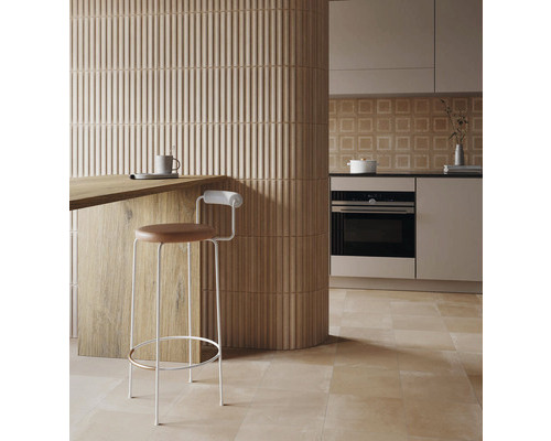 Helle Küche mit Barhocker, geriffelter Wandverkleidung und Bodenfliesen