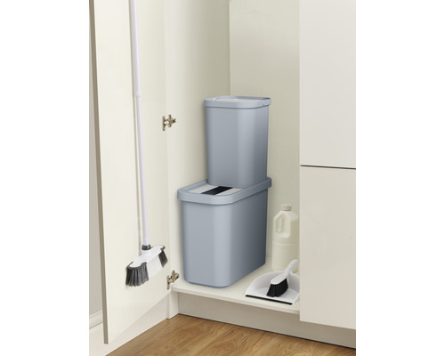 Im Schrank sind Mülleimer, Besen und Kehrschaufel ordentlich verstaut