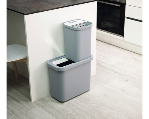 Zwei graue Mülleimer zur Abfalltrennung in der Küche