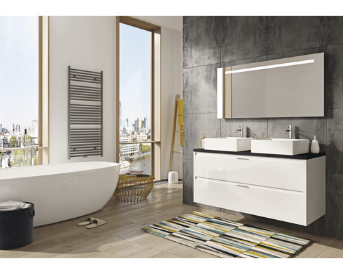 Modernes Badezimmer mit Badewanne, Waschtisch mit zwei Waschbecken und beheiztem Handtuchhalter