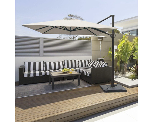 Gartenlounge mit Sonnenschirm, Gartentisch und Heizstrahler auf einer Holzterrasse