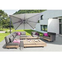 Gartenszene mit Lounge-Möbeln, Sonnenschirm und Gartentisch auf einer Terrasse