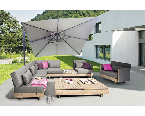 Gartenszene mit Lounge-Möbeln, Sonnenschirm und Gartentisch auf einer Terrasse