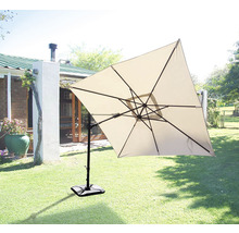 Quadratischer Gartenschirm mit Ständer auf Rasenfläche