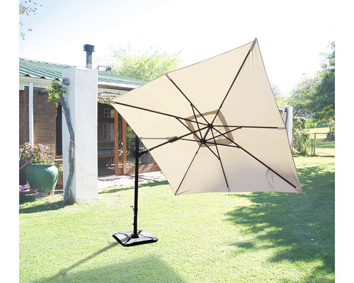 Quadratischer Gartenschirm mit Ständer auf Rasenfläche