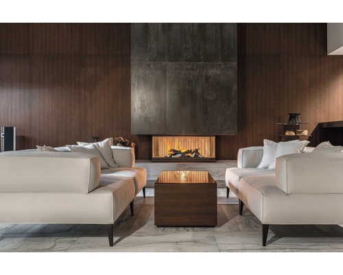 Wohnzimmer mit Kamin, Sofa und Couchtisch