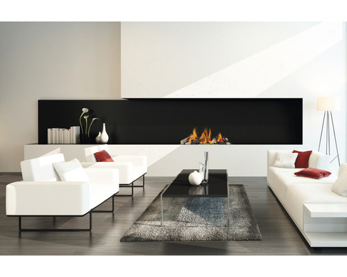 Modernes Wohnzimmer mit Kamin, Sofa, Sesseln und Couchtisch