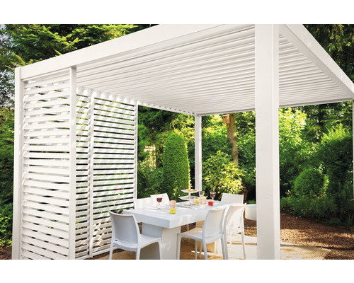 Pergola mit Lamellenwand und Gartentisch mit Stühlen im Garten