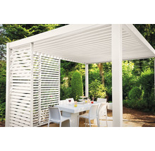 Weiße Terrassenüberdachung mit Lamellenwand und Esstischgarnitur im Garten