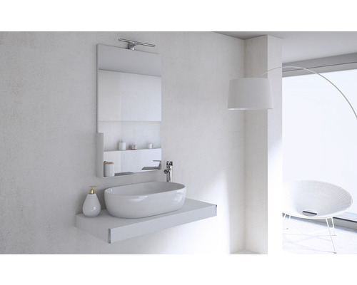 Modernes Badezimmer mit Waschbecken, Spiegel und Beleuchtung