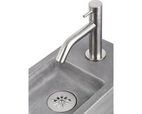 Waschbecken aus Beton mit Wasserhahn