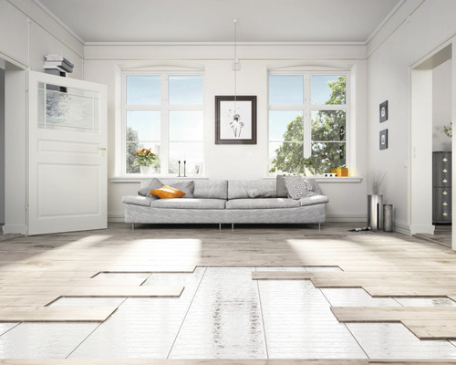 Heller Wohnraum mit Sofa und Fenster während der Verlegung von hellem Laminatboden