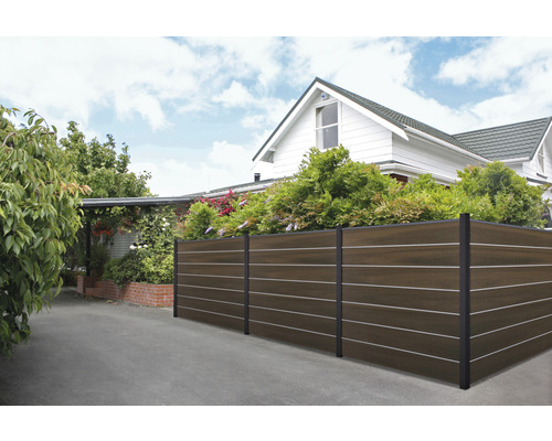 Sichtschutzzaun aus Holz und Metall im Außenbereich