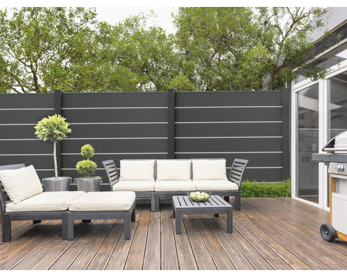 Terrasse mit Lounge-Möbeln, Grill und Sichtschutzzaun