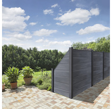 Gartenansicht mit Holzzaun und Pflastersteinen