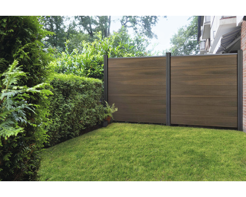 Garten mit Holzzaun und gepflegtem Rasen