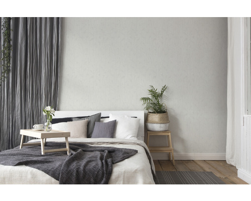 Schlafzimmer mit Bett, Vorhängen und Pflanzendekoration