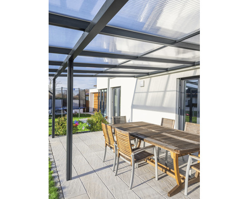 Terrasse mit Terrassenüberdachung und Esstisch mit Stühlen
