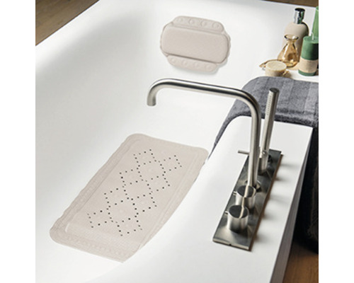 Badewanne mit Badewannenmatte, Badewannenkissen und Armatur