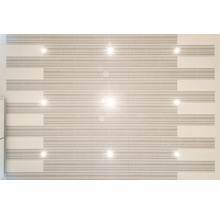Wandgestaltung mit horizontal gestreiften Fliesen