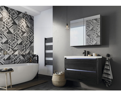 Badezimmer mit Badewanne, Waschbeckenunterschrank und Spiegelschrank