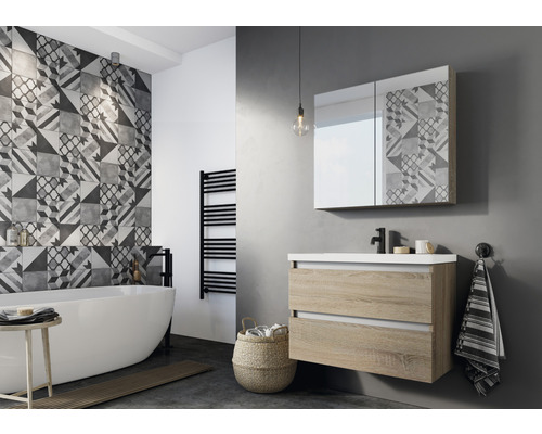 Modernes Badezimmer mit Badewanne, Waschtischunterschrank und Spiegelschrank