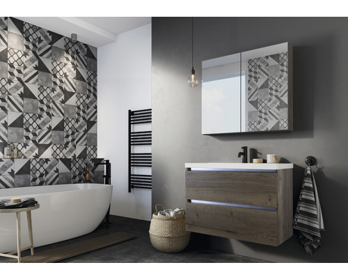 Modernes Badezimmer mit Waschtisch, Spiegelschrank und freistehender Badewanne vor gemusterter Wand