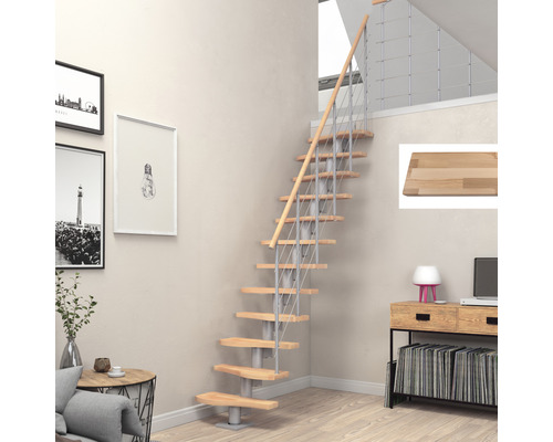 Raumansicht mit Treppe mit Holzstufen und Metallgeländer