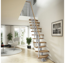 Raumansicht mit Holztreppe mit Geländer