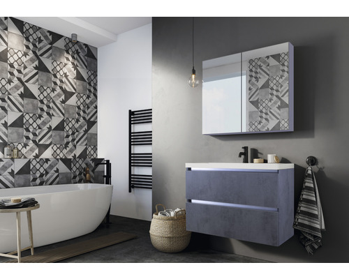 Modernes Badezimmer mit Badewanne, Handtuchwärmer, Waschtisch mit Unterschrank und Spiegelschrank