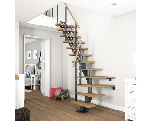 Treppe mit Holzstufen, Stahlkonstruktion und Geländer im Wohnraum