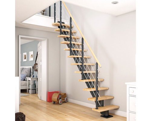 Treppe mit Holzstufen, Metallgeländer und Stahlseilen in einem modern eingerichteten Raum.