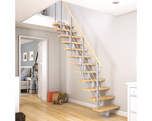 Raumansicht mit Holztreppe mit Metallgeländer