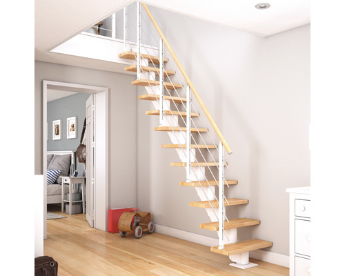 Treppe mit Holzstufen, Geländer und weißen Stützen in einem modernen Wohnraum.