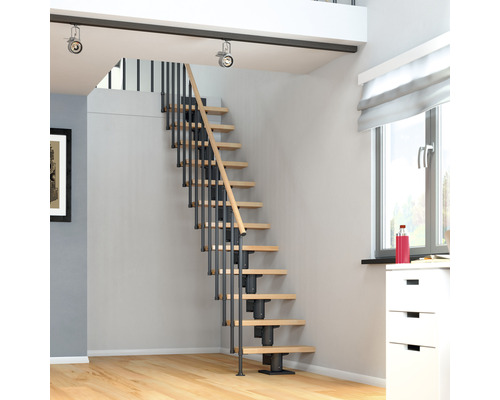 Raumansicht mit Holztreppe mit Metallgeländer