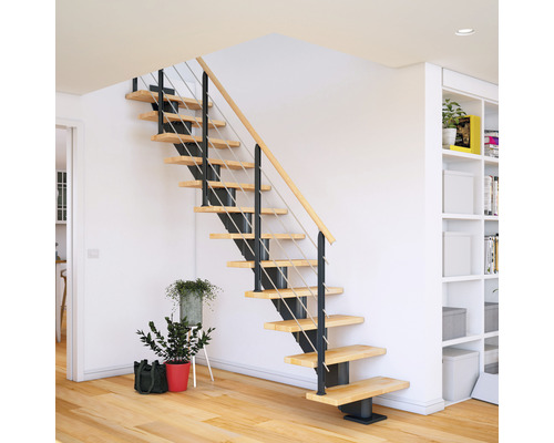 Holztreppe mit Geländer in einem hellen Raum