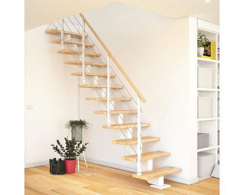 Holztreppe mit Geländer im hellen Wohnraum.